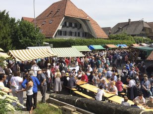 Einmal jährlich, immer am zweiten Samstag im Juni, ist Gotthelf-Märit. Ein Anlass wo sich die Marktleute kleiden wie zu Gotthelfs-Zeiten. 