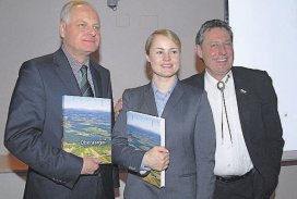 Christian Hadorn bedankte sich bei Rudolf Joder und Natalie Rickli mit einem Buch «Oberaargau 2010».